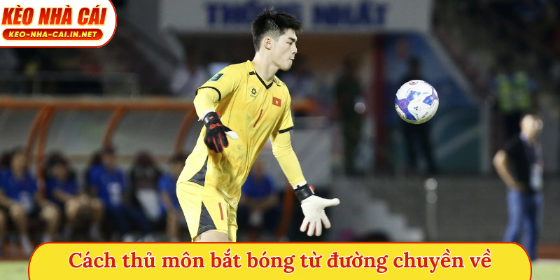 Cách thủ môn bắt bóng từ đường chuyền về an toàn