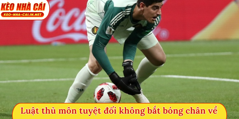 Luật thủ môn tuyệt đối không bắt bóng chân về