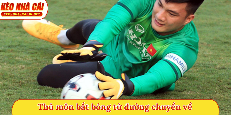 Thủ môn bắt bóng từ đường chuyền về